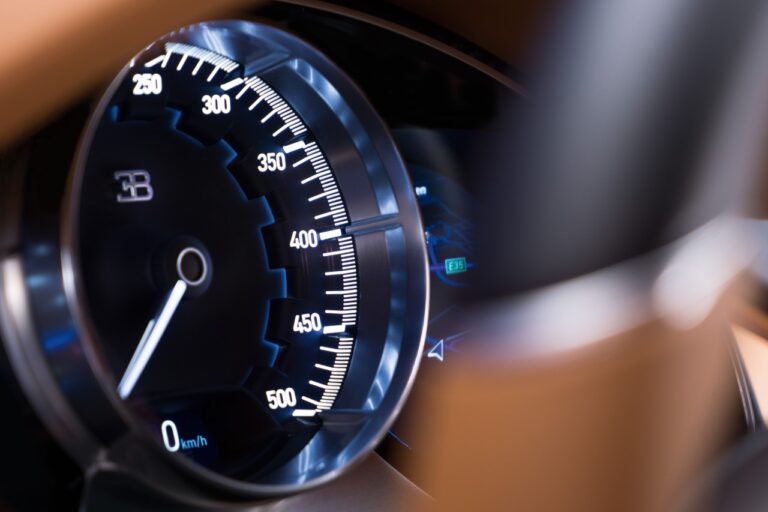Pourquoi le compteur de vitesse affiche-t-il souvent plus que la réalité ?